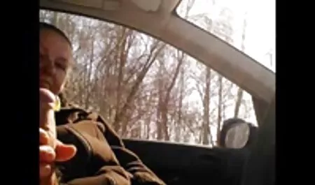 В летните горещини блондинката убеди негъра с видеоклипове порно бутилка бира и го взе с петел,
