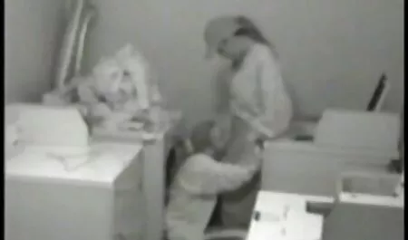 Този човек е освободен в началото на действието. Във вторник porno vazrasni се взривява.