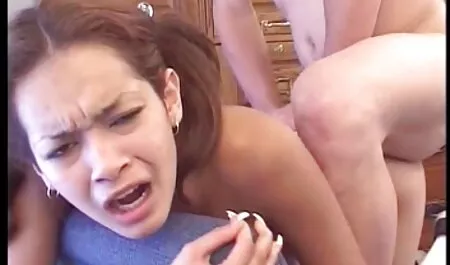 Naughty момиче кани приятели в природата lezbiiki porno и показва играчки