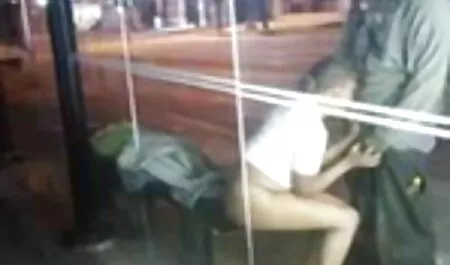 Красива жена с безплатно порно с животни две възли остават на дивана твърд
