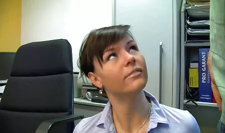 Точно потно клипове както тя седеше на голямото легло на приятеля си,