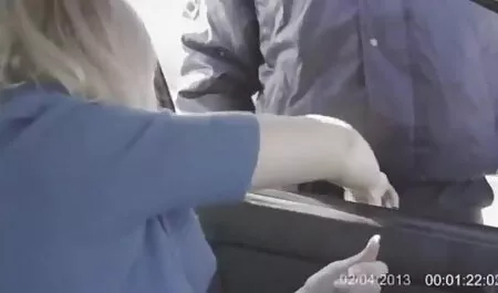 Обикновено момиче с бързо убеждаване на плешив секс филми на живо мъж и го даде на улицата