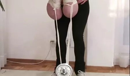 Тънък момиче сутрин секс в porno s golemi pishki леглото