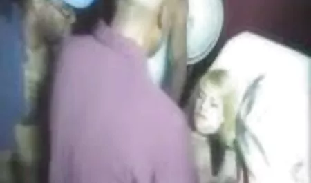 Той завършва със секция от гъста сперма в крака на любимата си lezbiiki porno съпруга