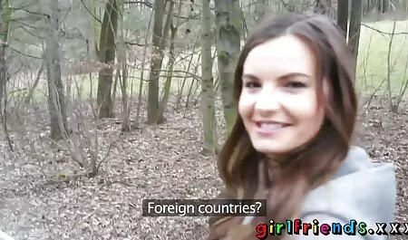 Очарователна черна жена пред приятеля си. еротични видеоклипове