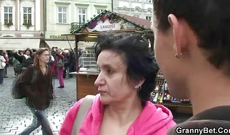 Елена много обича в банята шум, който привлече lesbiiki porno вниманието на съседите палав