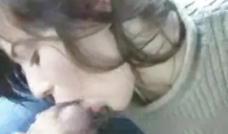Момиче на плажа с видеоклипове порно треньор в края на играта с език